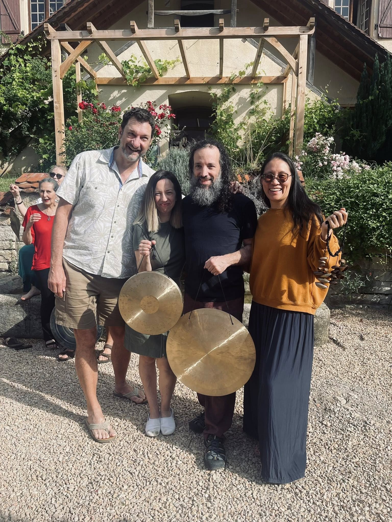 playing gong le morimont